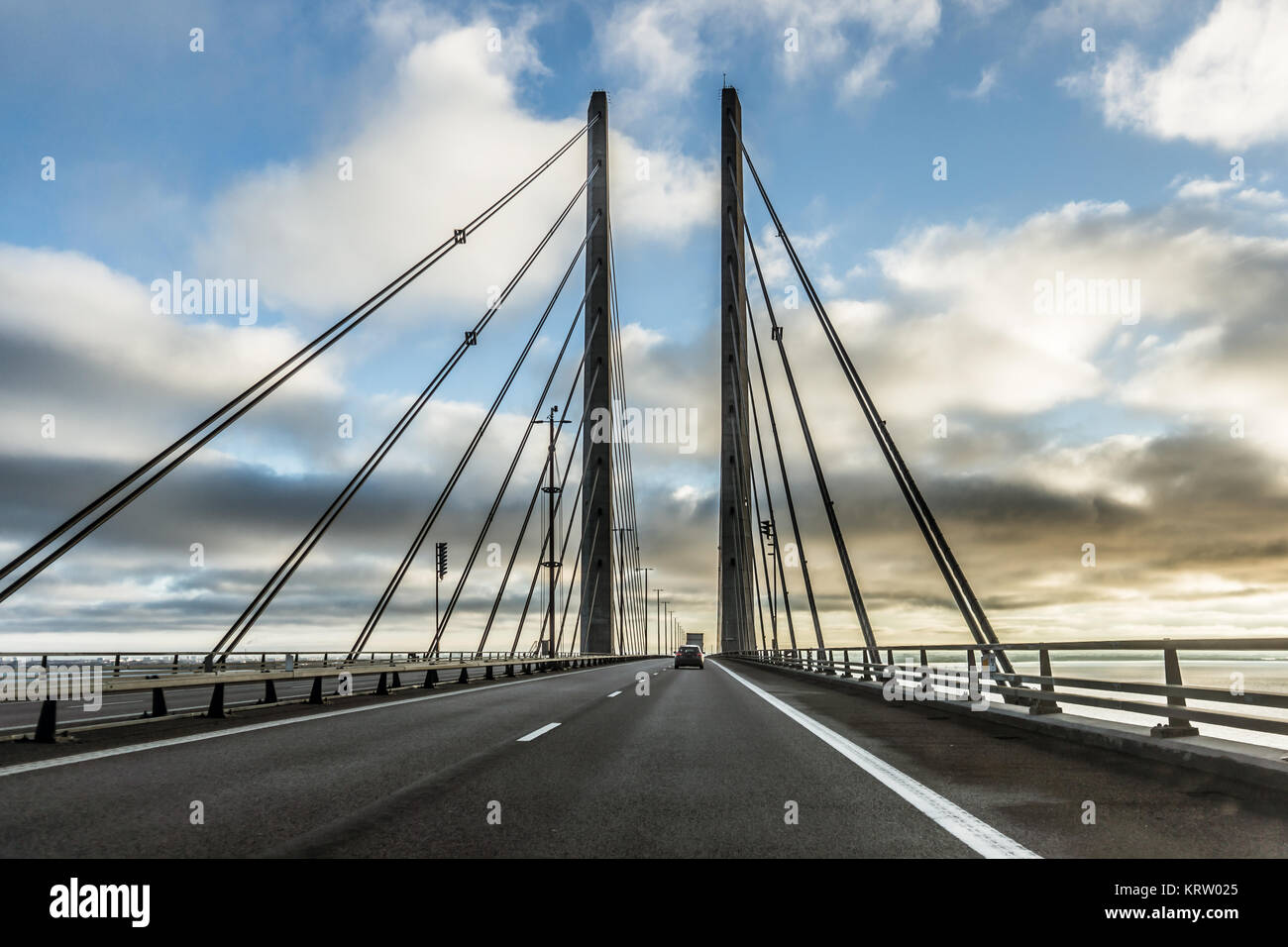 Il traffico sul ponte tra Svezia e Danimarca, Dicembre 17, 2017 Foto Stock