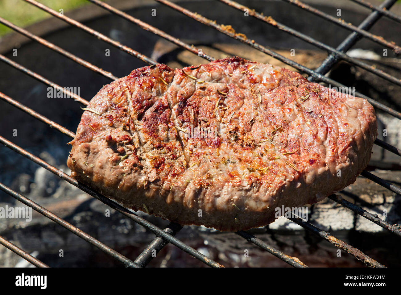 Grigliate di carne di manzo per la cottura su barbecue grill Foto Stock