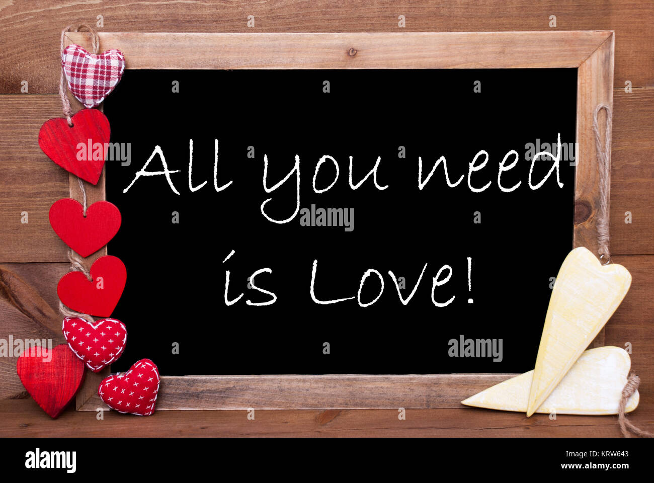 Lavagna Con Preventivo In Inglese Tutto Cio Di Cui Hai Bisogno E L Amore Tessile Di Rosso E Giallo In Legno Cuori Sfondo Di Legno Con L Annata Rustico O In Stile Retro Foto