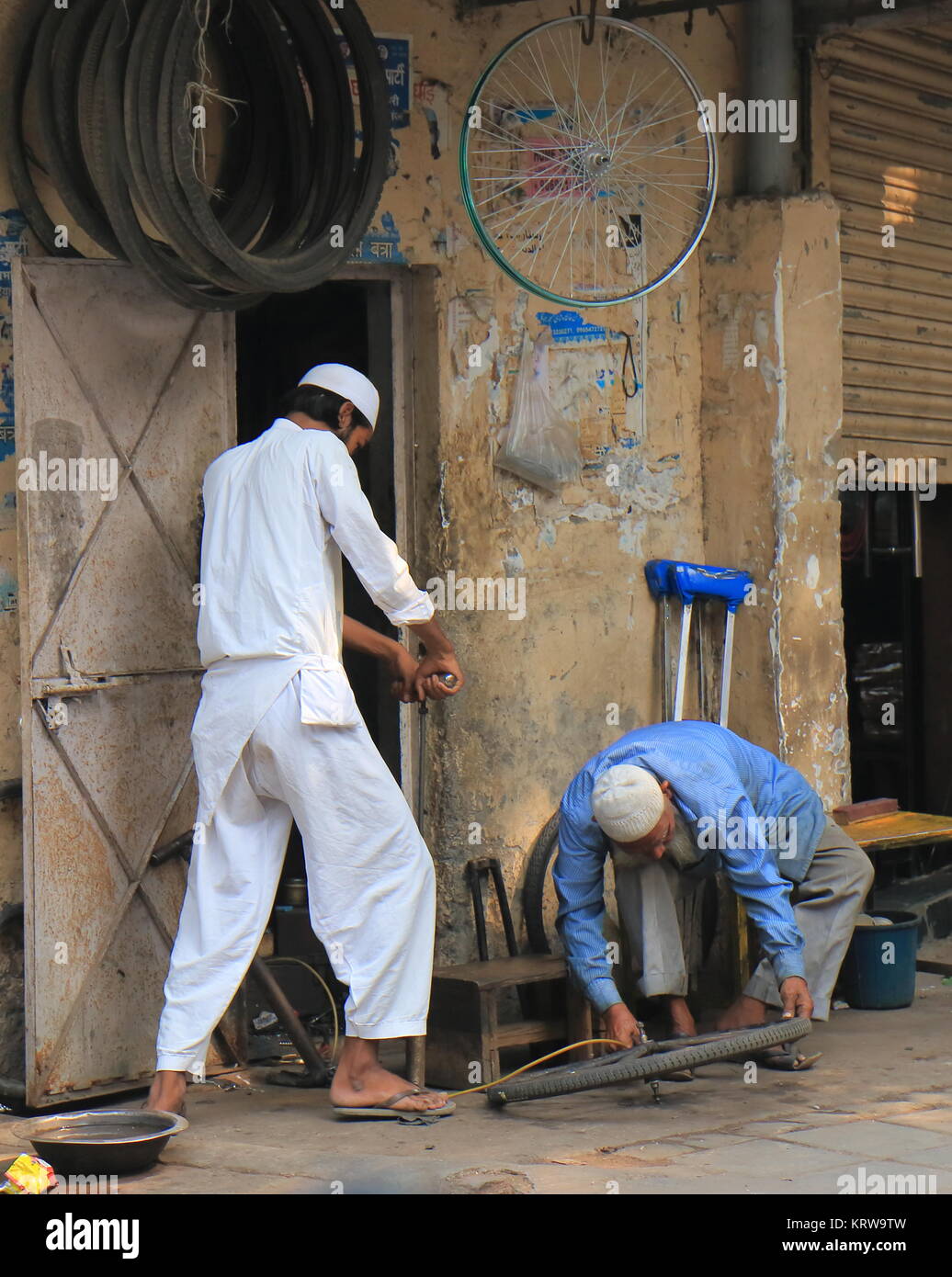La gente lavora in negozio di biciclette di Hazrat Nizamuddin complessa area islamica New Delhi India Foto Stock