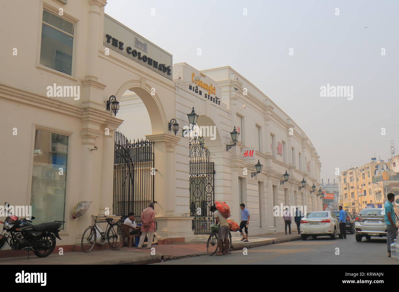 La gente visita il colonnato complesso per lo shopping a Nuova Delhi in India Foto Stock