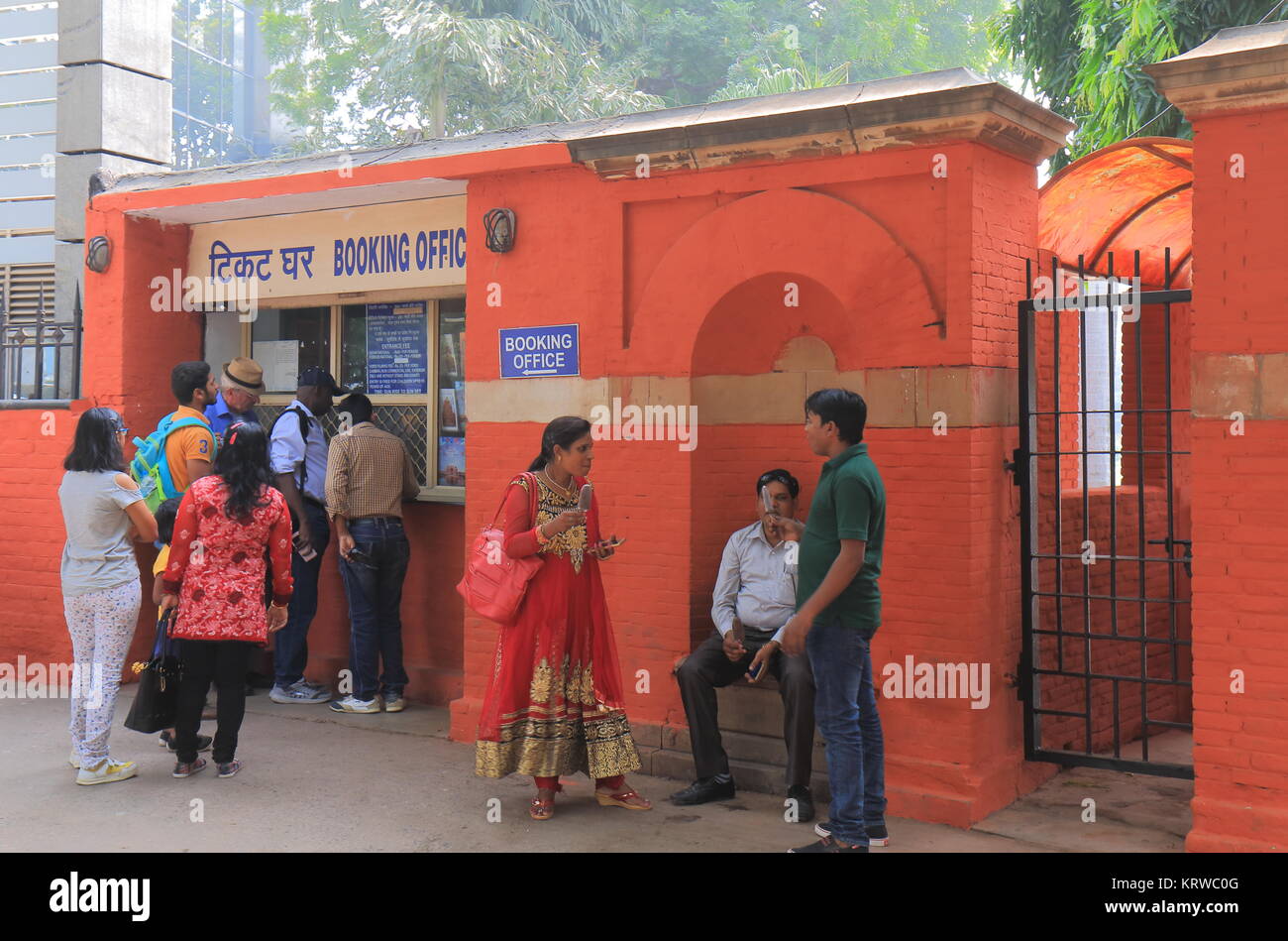 La gente visita Jantar Mantar architettonico strumenti di astronomia a Nuova Delhi in India. Jantar Mantar astronomia fu bult nel 1726 Foto Stock