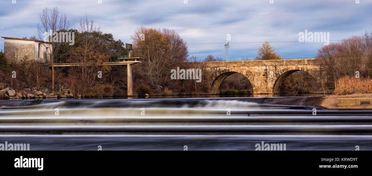 Il Ambroz è un fiume per il quale la Valle del Ambroz, un'area in Spagna a nord di Extremadura. Il ponte vecchio è di origine romana, è prossima alla rovina romana Foto Stock