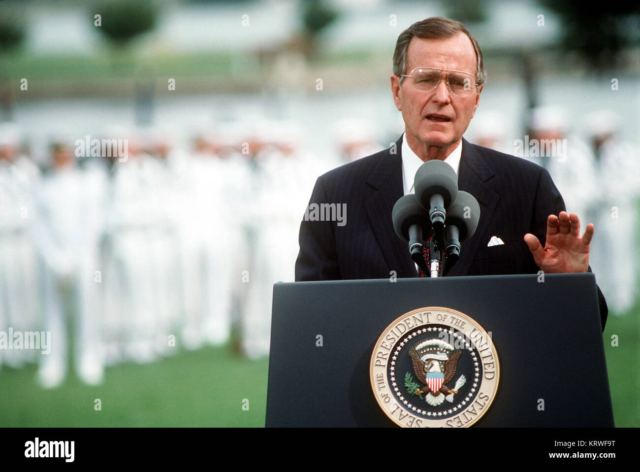 Il presidente George H.W. Bush parla durante la cerimonia di pensionamento per l'ammiraglio William J. Crowe Jr., Presidente Comune di capi di Stato Maggiore. La cerimonia si terrà presso la US Naval Academy in Annapolis. Foto Stock