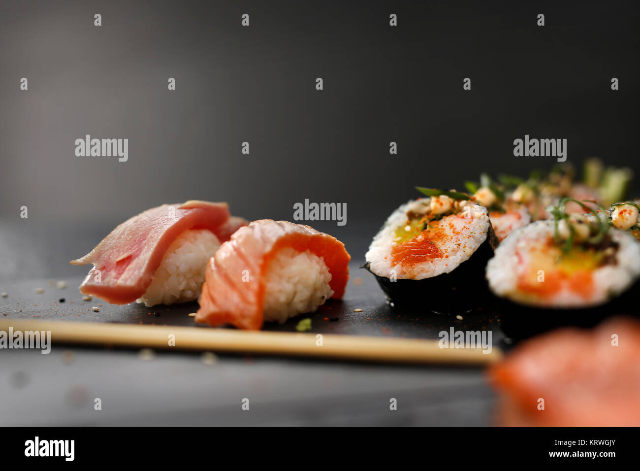 Il Nigiri z wÄ™dzonym Å'ososiem, sushi Kuchnia japoÅ"ska, sushi Foto Stock