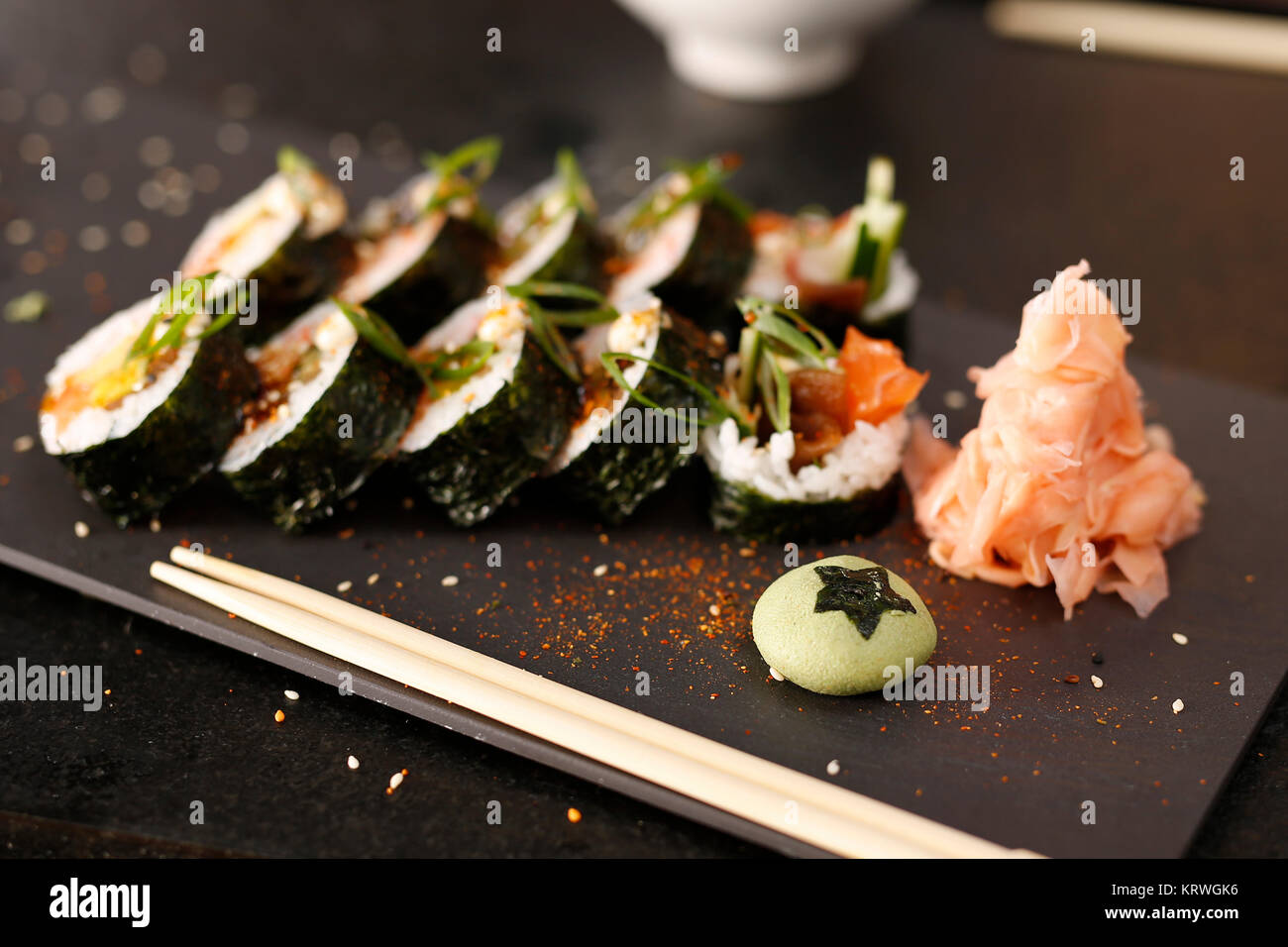 Il Nigiri z wÄ™dzonym Å'ososiem, sushi Kuchnia japoÅ"ska, sushi Foto Stock