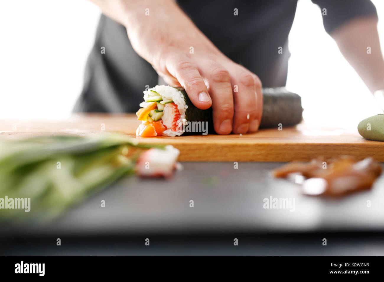 Maestro di sushi przyrzÄ…dza futomaki Foto Stock