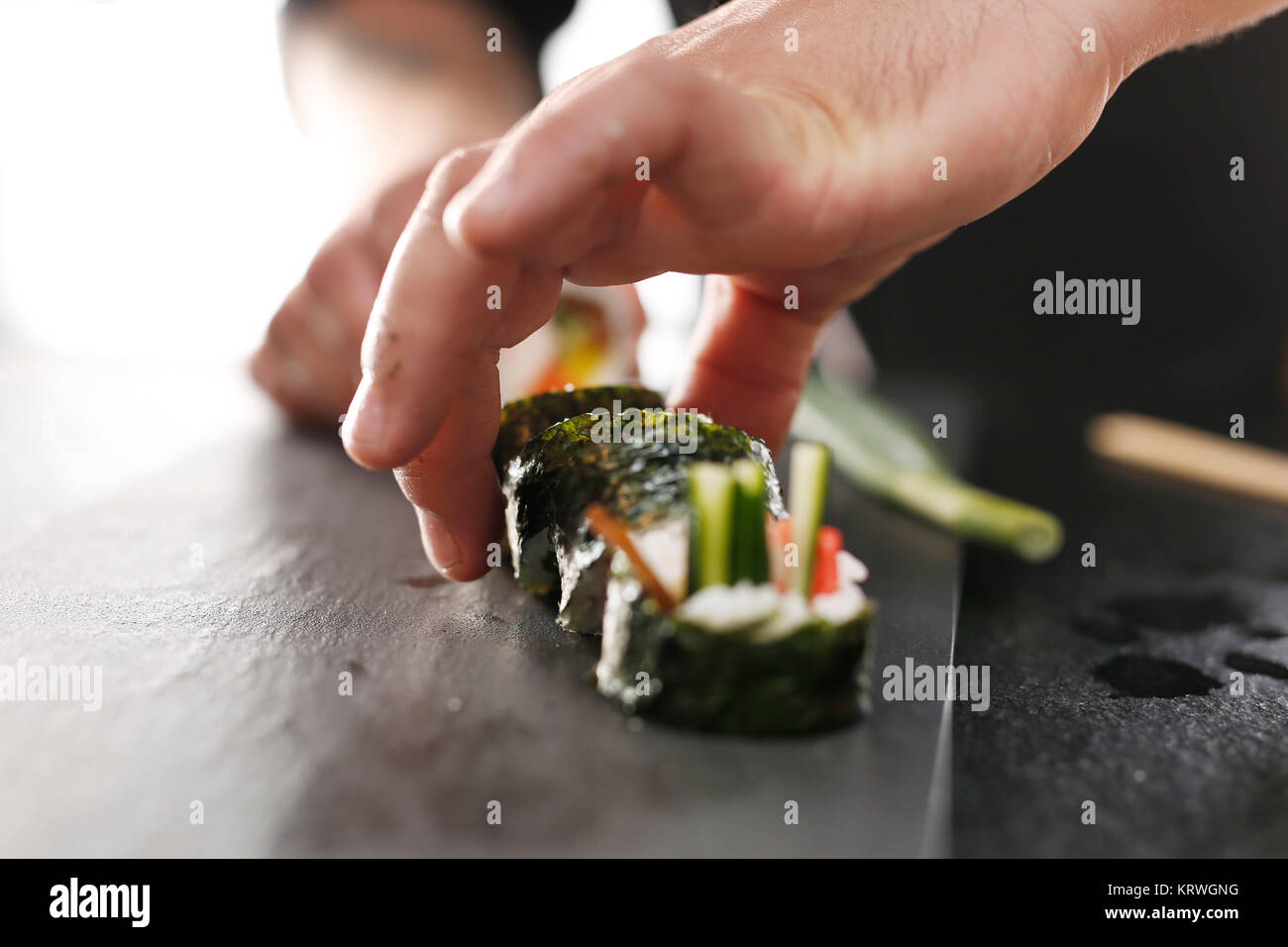 Maestro di sushi sushi przygotowuje w japoÅ"skiej restauracji Kuchnie Å'wiata, japoÅ"skie sushi Foto Stock