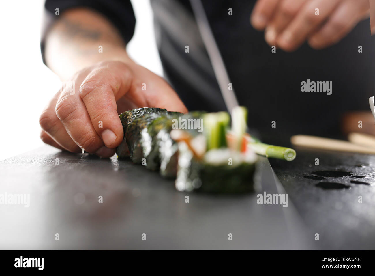 Maestro di sushi sushi przygotowuje w japoÅ"skiej restauracji Kuchnie Å'wiata, japoÅ"skie sushi Foto Stock