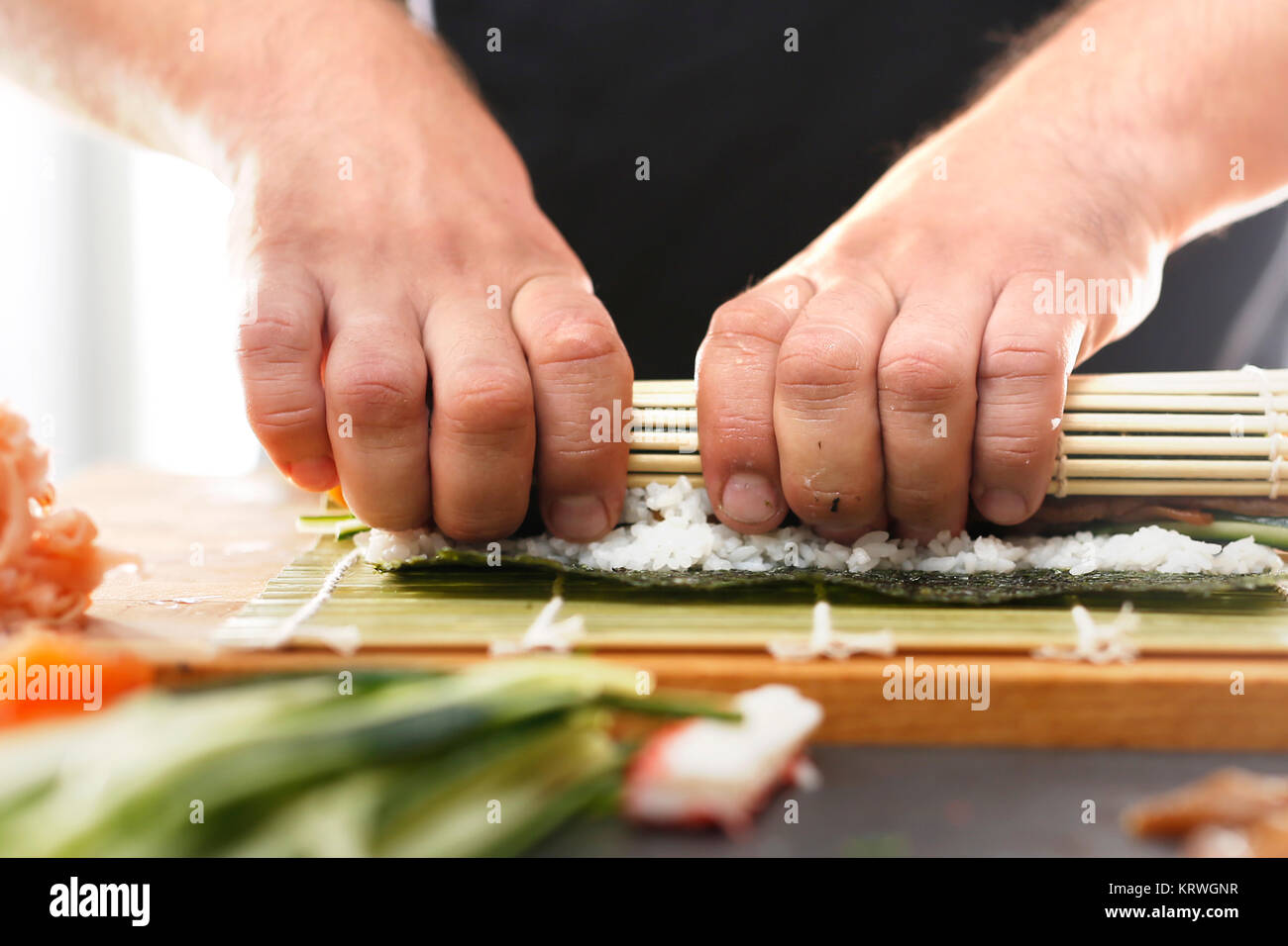 Maestro di sushi sushi przygotowuje w japoÅ"skiej restauracji Sushi master skrÄ™ca rolki sushi Kurs przygotowywania sushi Foto Stock