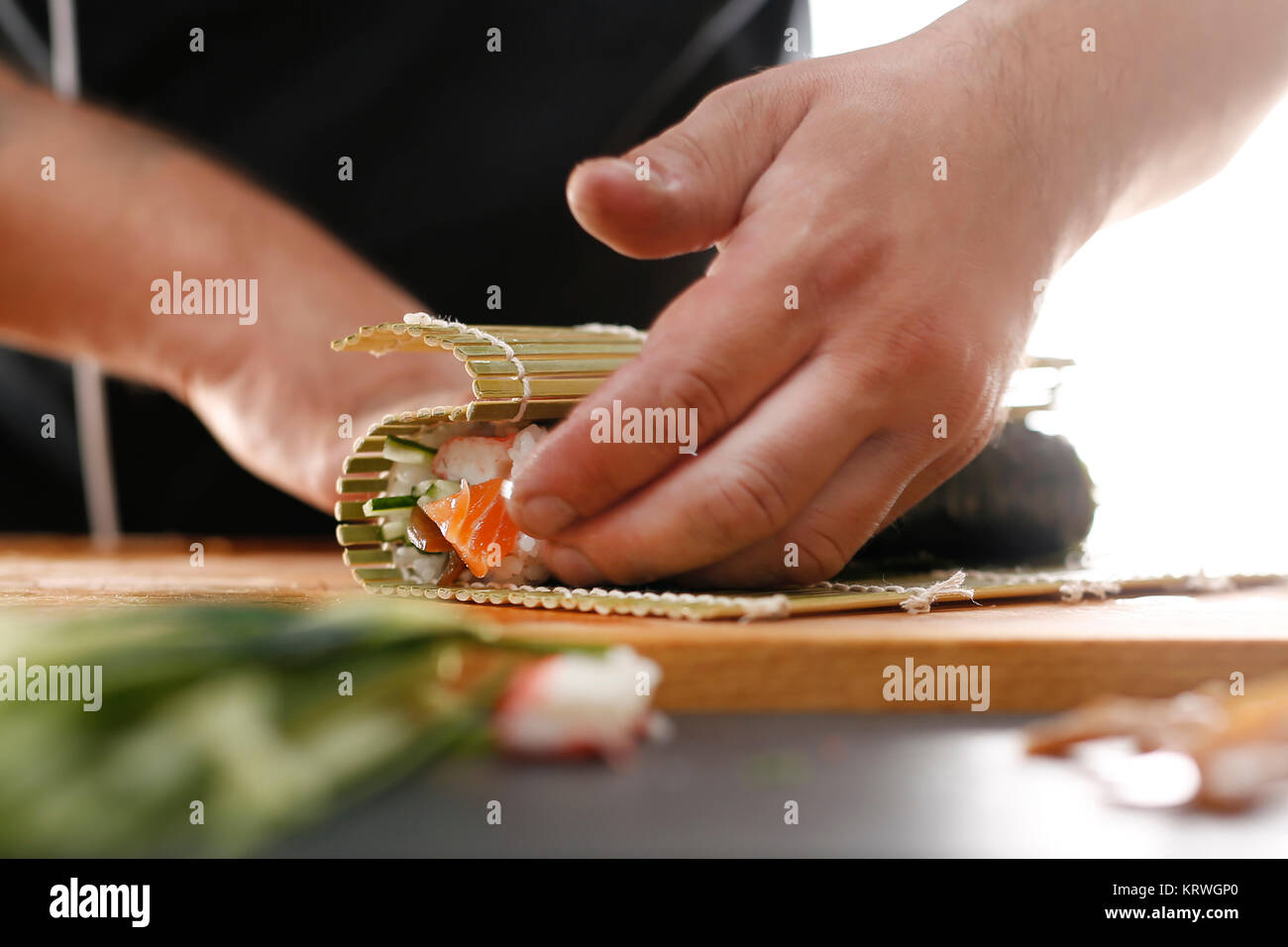 Maestro di sushi sushi przygotowuje w japoÅ"skiej restauracji Sushi master skrÄ™ca rolki sushi Kurs przygotowywania sushi Foto Stock