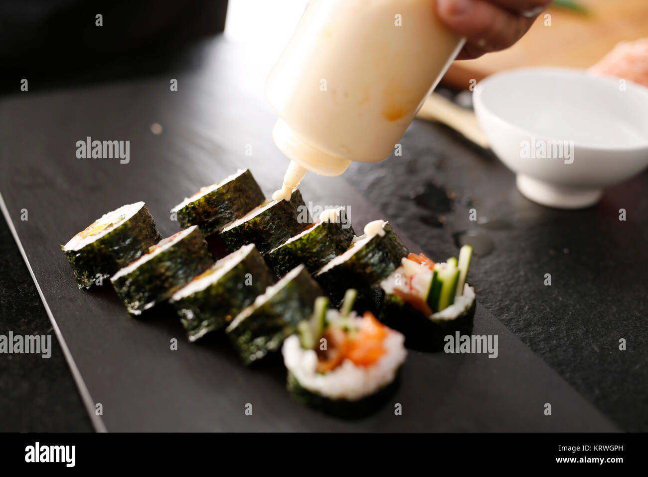 Kuchnia japoÅ"ska, sushi. Restauracja japoÅ"ska, danie sushi Sushi z Å'ososiem, krewetkÄ… ho ogÃ³rkiem Foto Stock