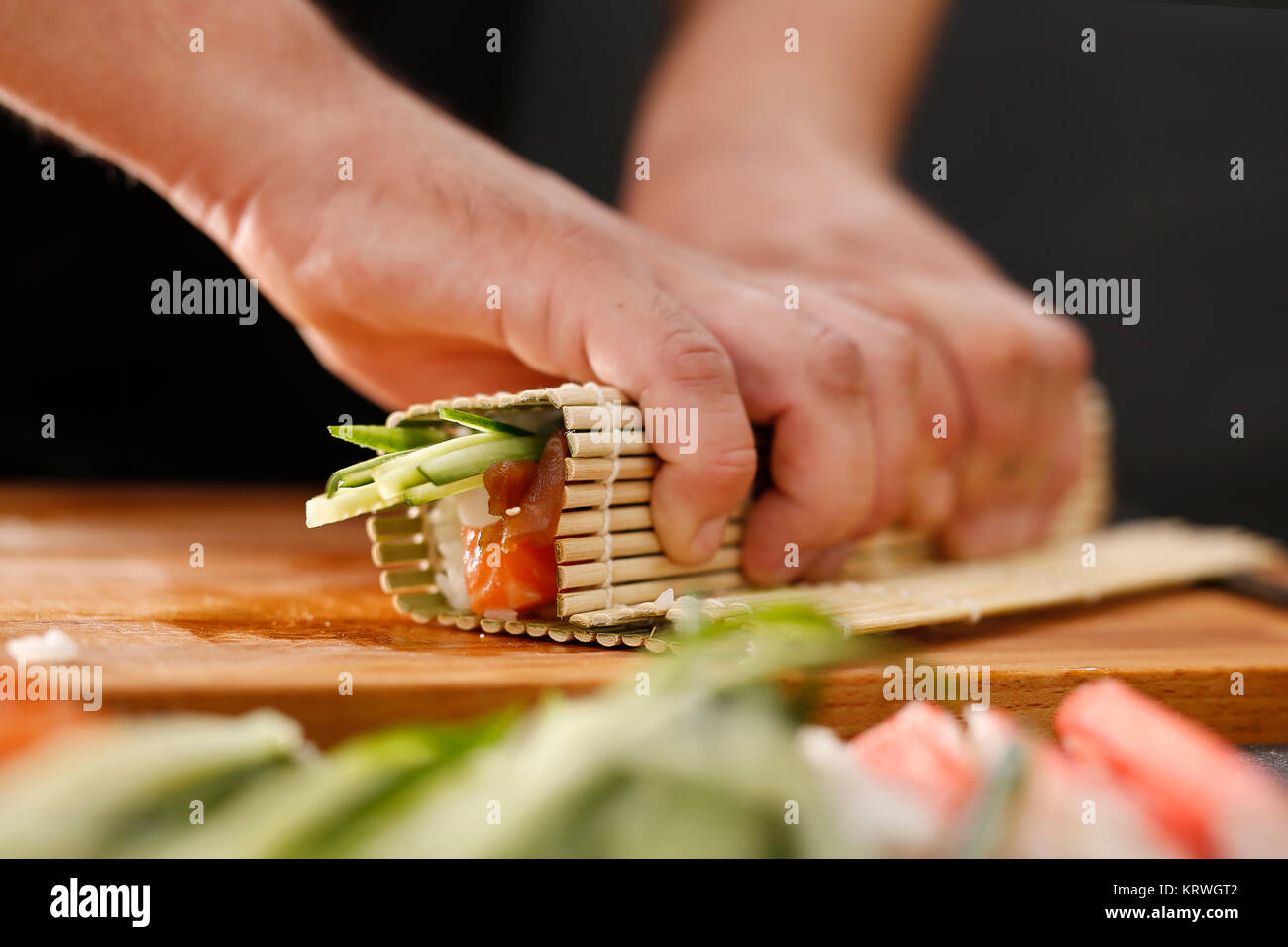 Przygotowywanie sushi. Mata bambusowa, przygotowywanie sushi Foto Stock