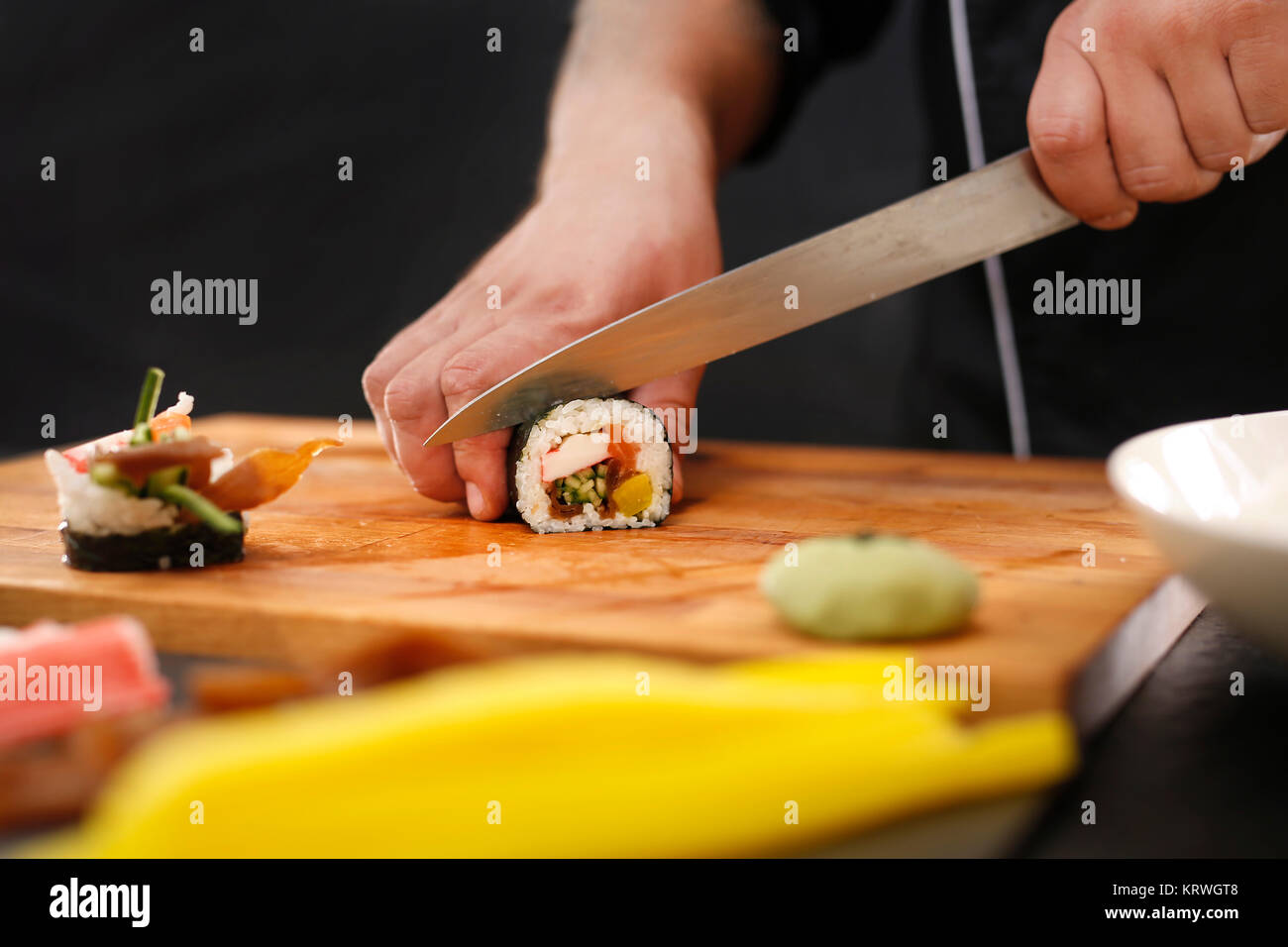 Sushi Krojenie z krabem, Å'ososiem, ogÃ³rkiem Foto Stock