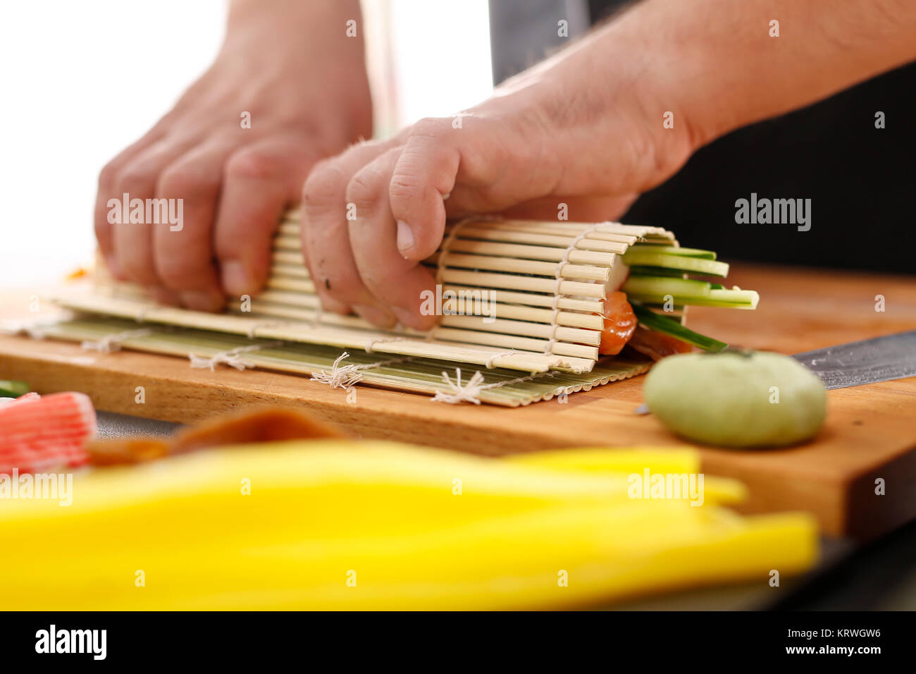 Mata bambusowa, przygotowywanie sushi. Jak przygotowaÄ‡ sushi. SkrÄ™canie rolki sushi w matÄ™ bambusowÄ… Kurs przygotowywania sushi Foto Stock