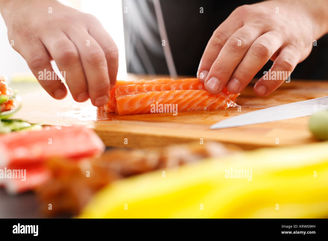 Maestro di sushi przyrzÄ…dza futomaki. Restauracja japoÅ"ska, sushi Foto Stock