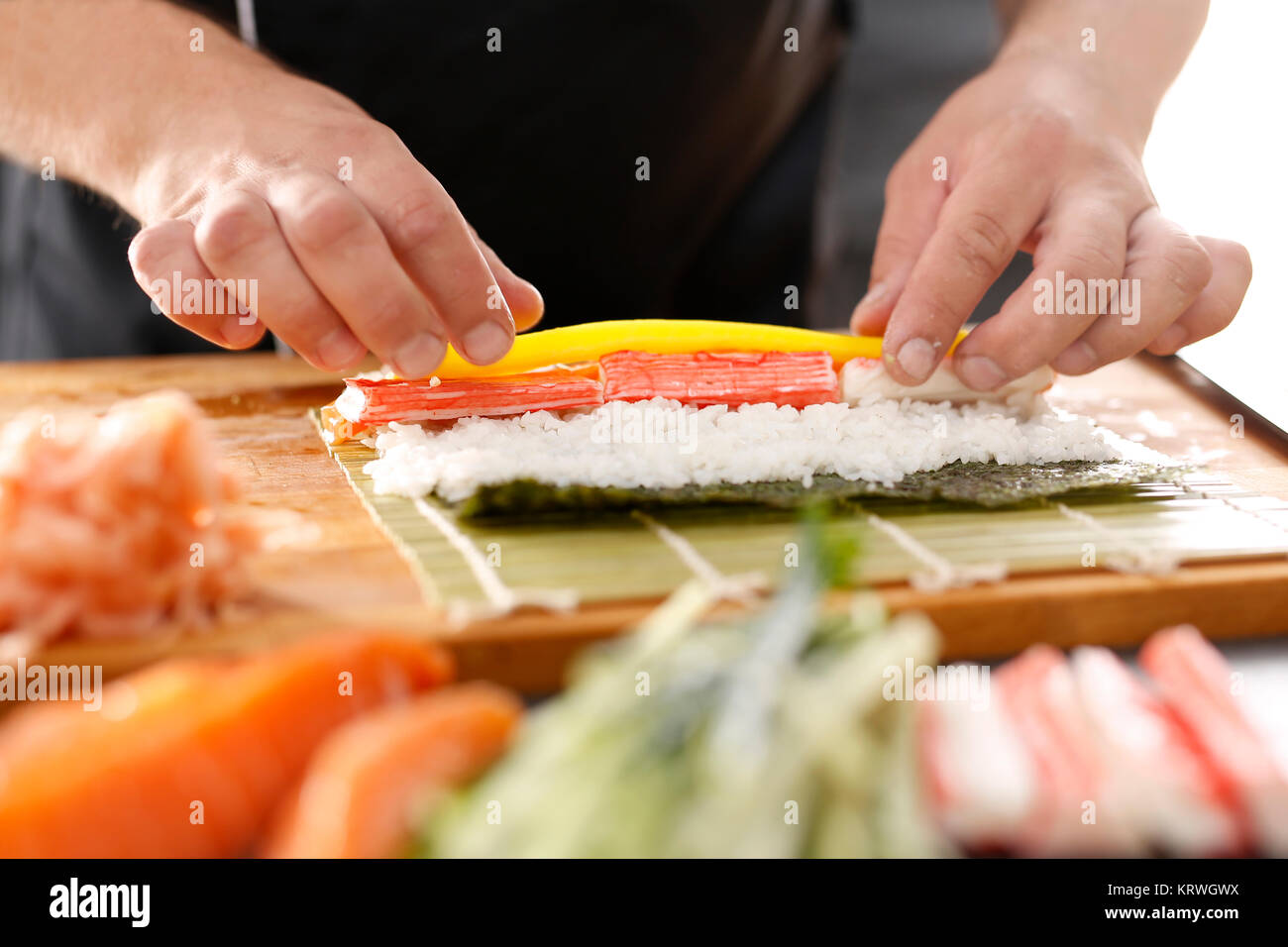 Maestro di sushi przyrzÄ…dza futomaki. Restauracja japoÅ"ska, sushi Foto Stock