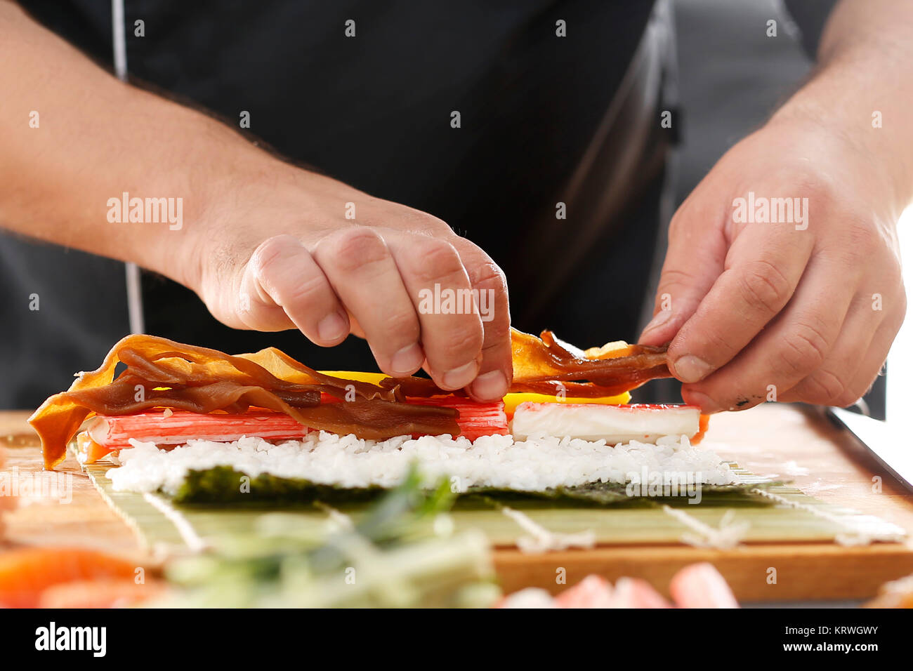 Maestro di sushi przyrzÄ…dza futomaki. Restauracja japoÅ"ska, sushi Foto Stock