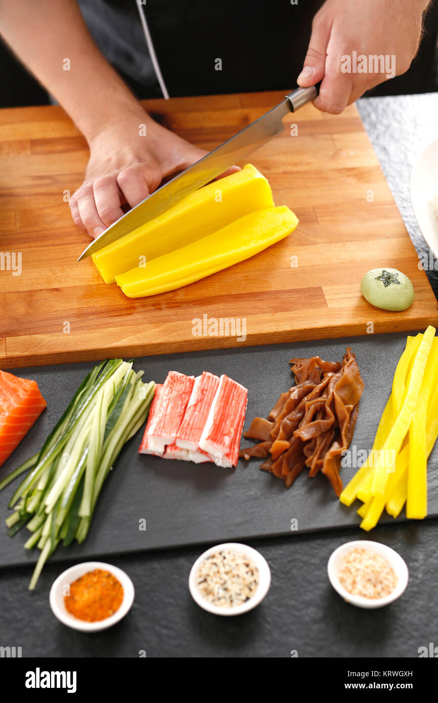Kuchnie Å'wiata, japoÅ"skie sushi. Kurs przygotowywania sushi. Etapy tworzenia sushi Foto Stock
