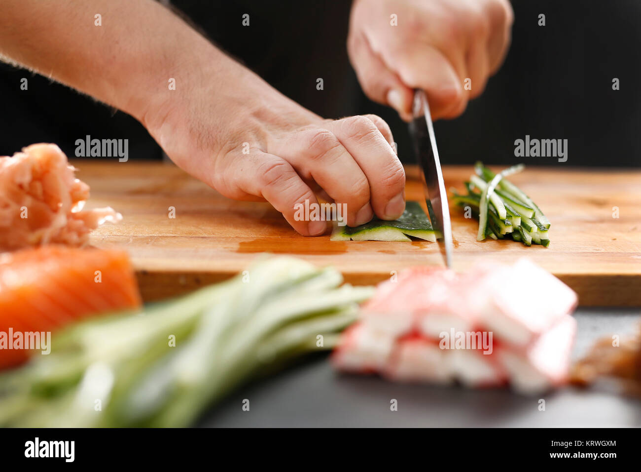 Kuchnie Å'wiata, japoÅ"skie sushi. Kurs przygotowywania sushi. Etapy tworzenia sushi Foto Stock