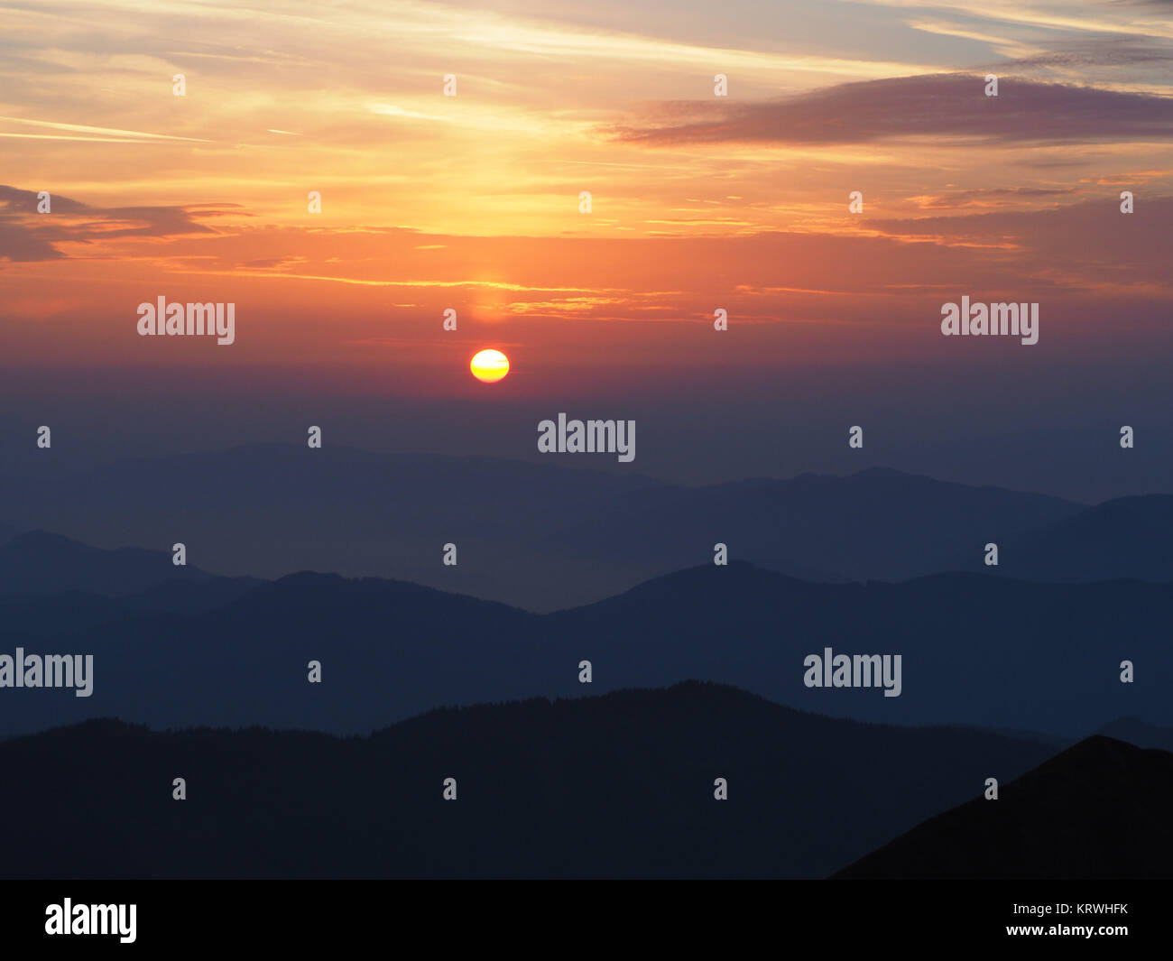 Alba sulle gamme della montagna, vista dal Reichensteinhütte, Eisenerzer Alpen, Ennstaler Alpen, Stiria, Austria Foto Stock