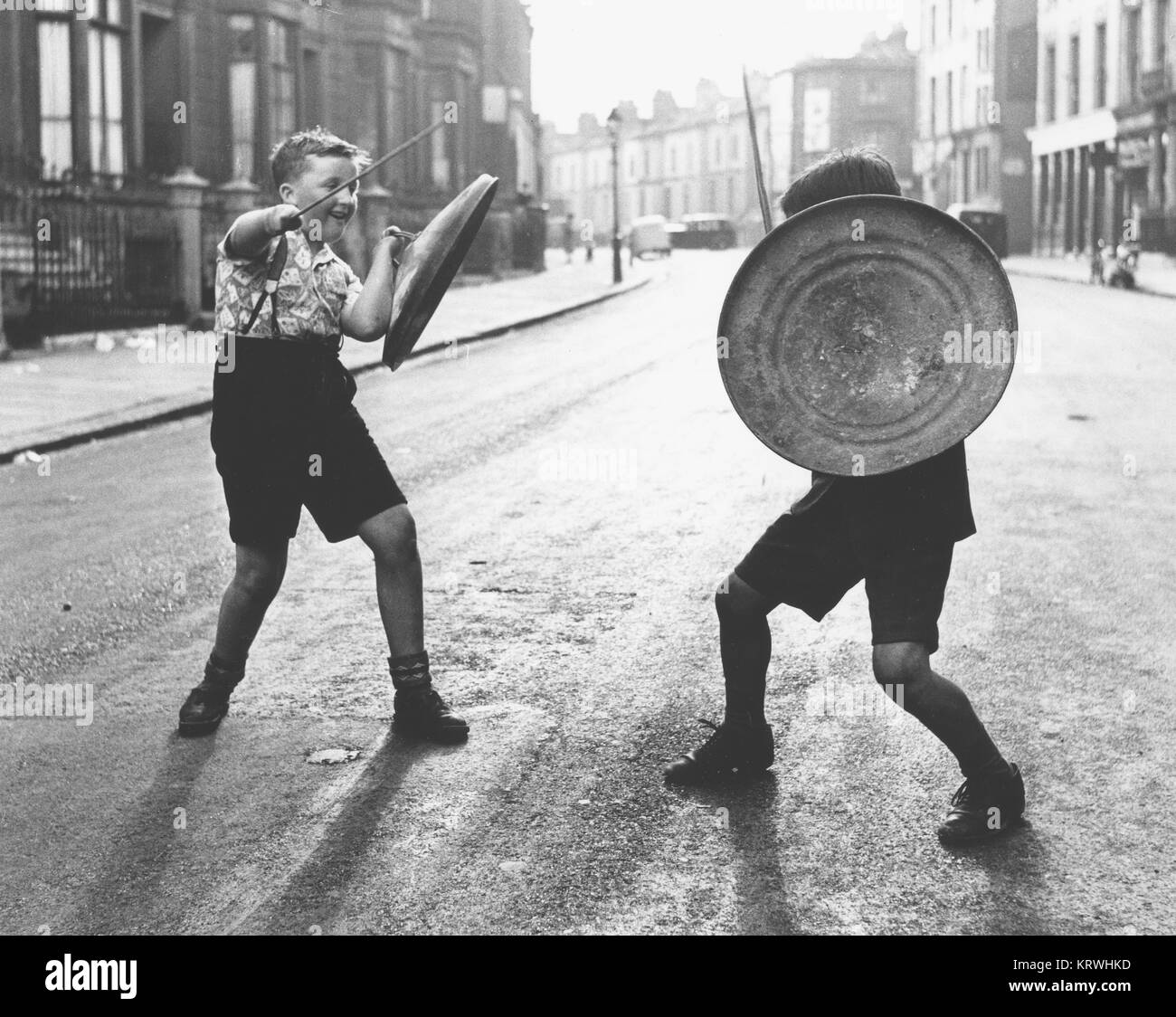 I bambini con scudo e bastone giocare cavalieri, Inghilterra, Gran Bretagna Foto Stock