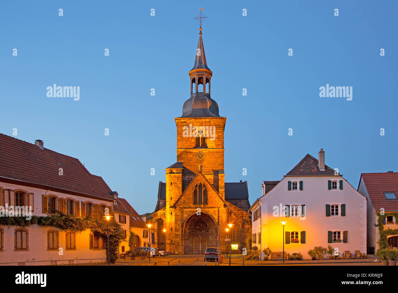 stiftskirche sankt arnual a saarbrÃ¼cken in serata Foto Stock