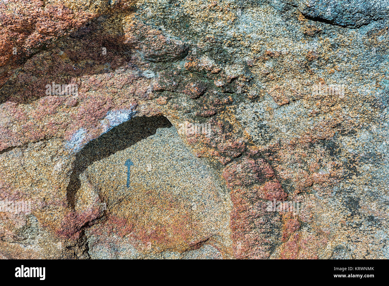 La freccia incisa su una roccia di granito. Area naturale del Barruecos. A Malpartida De Caceres. Spagna. Foto Stock