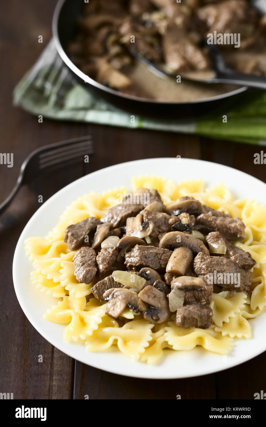 Carni bovine Stroganoff sulle farfalle di pasta Foto Stock