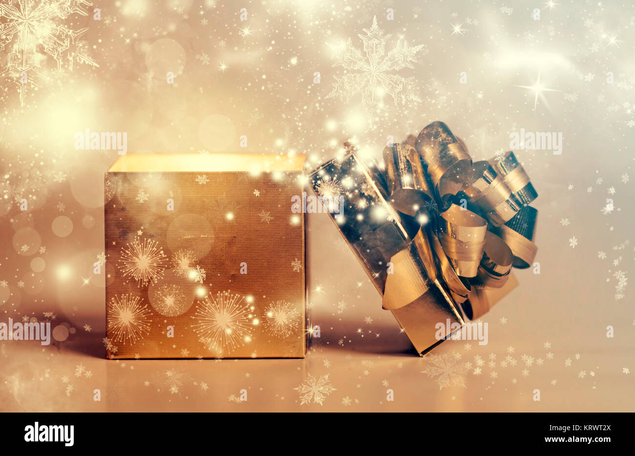 Regalo di natale su sfondo dorato Foto Stock