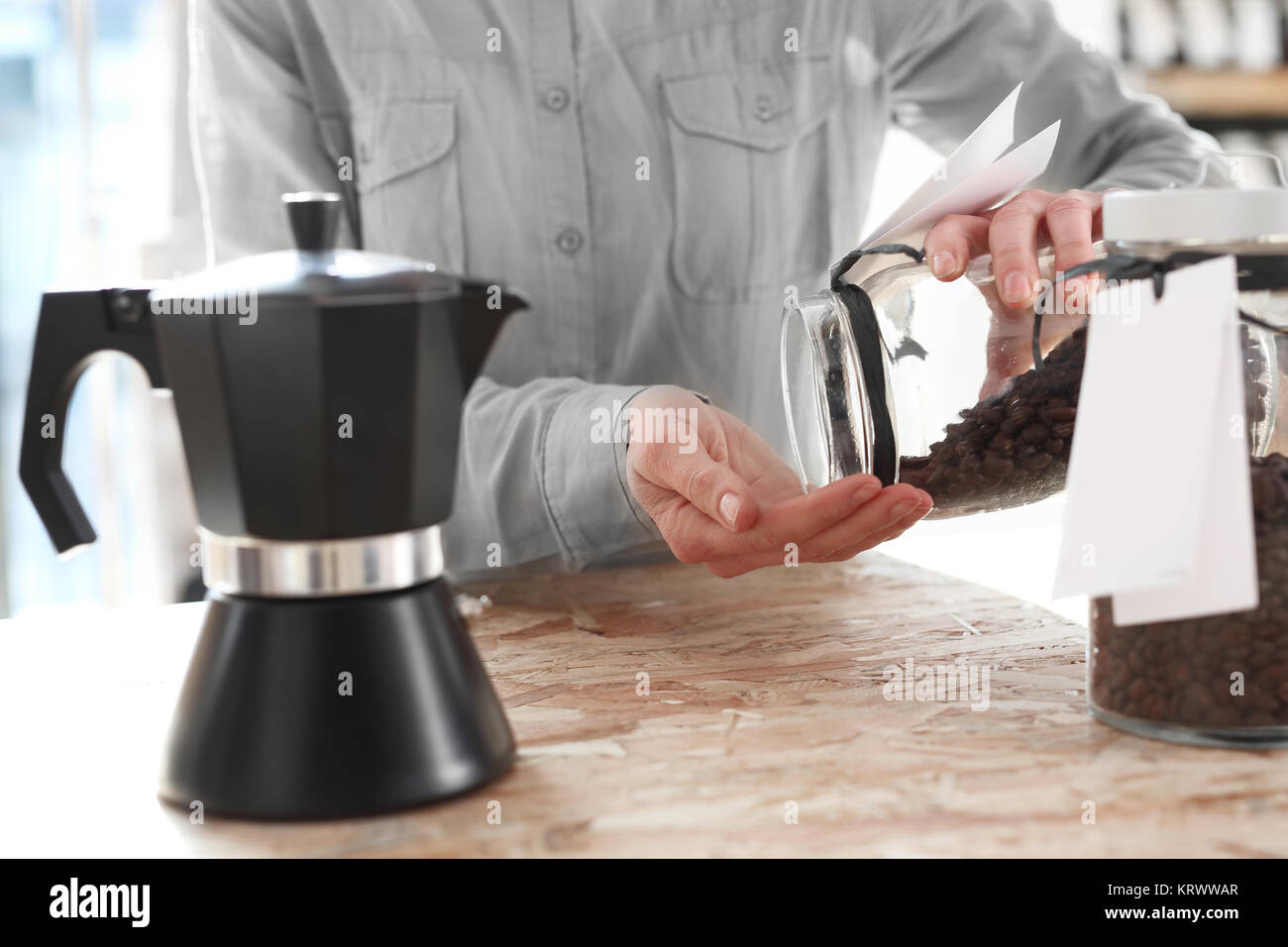 Barista prepara il caffè. pressione caffettiera caffè. bollitore per caffè Foto Stock