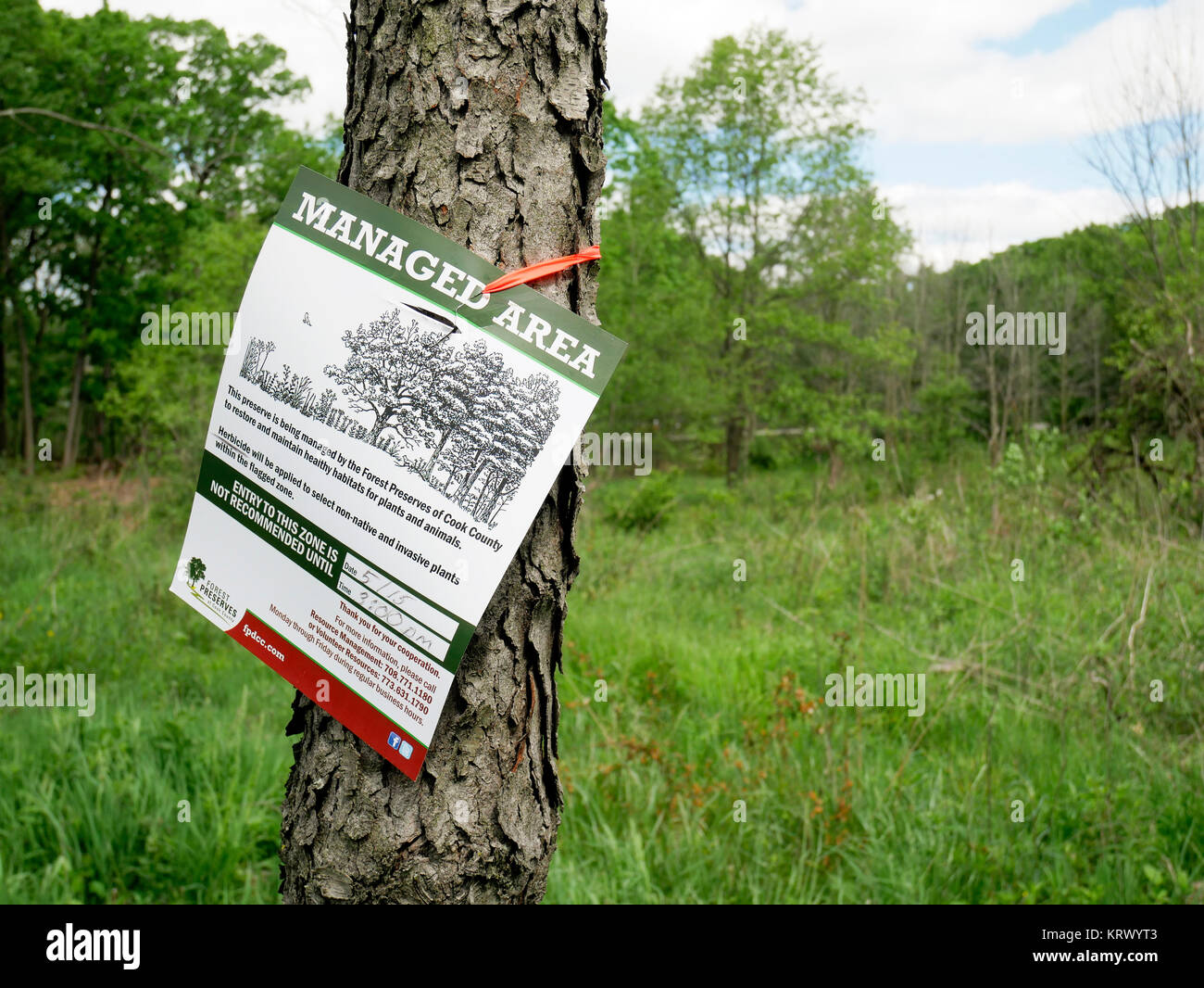 Applicazione di erbicida cartello segnaletico. Vicolo del paese di boschi Forest Preserve Foto Stock
