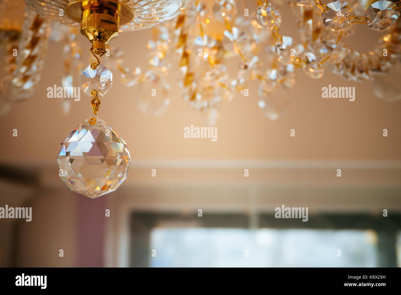 Vetro cristallo scintillante lampadario,cross elaborati i colori. Foto Stock