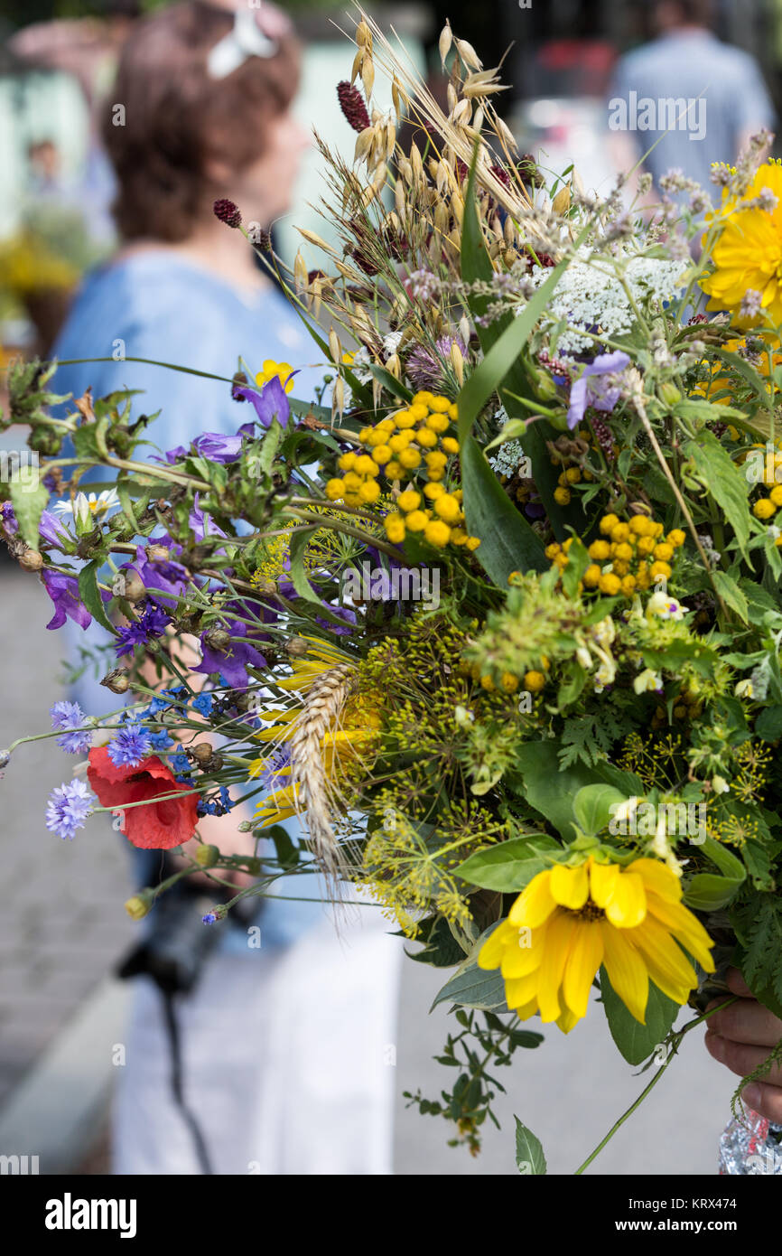 Bellissimo bouquet di fiori ed erbe aromatiche Foto stock ...