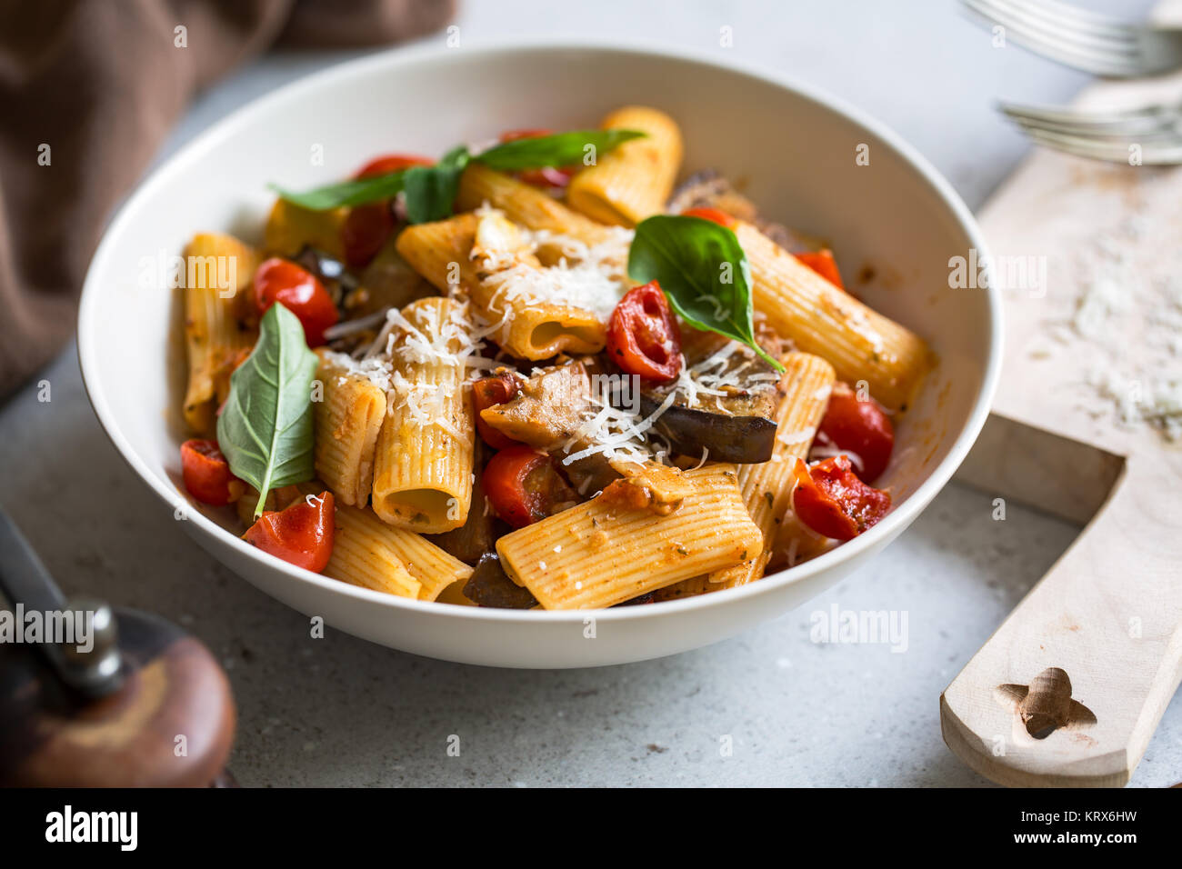 Rigatoni con melanzana e pomodoro Foto Stock