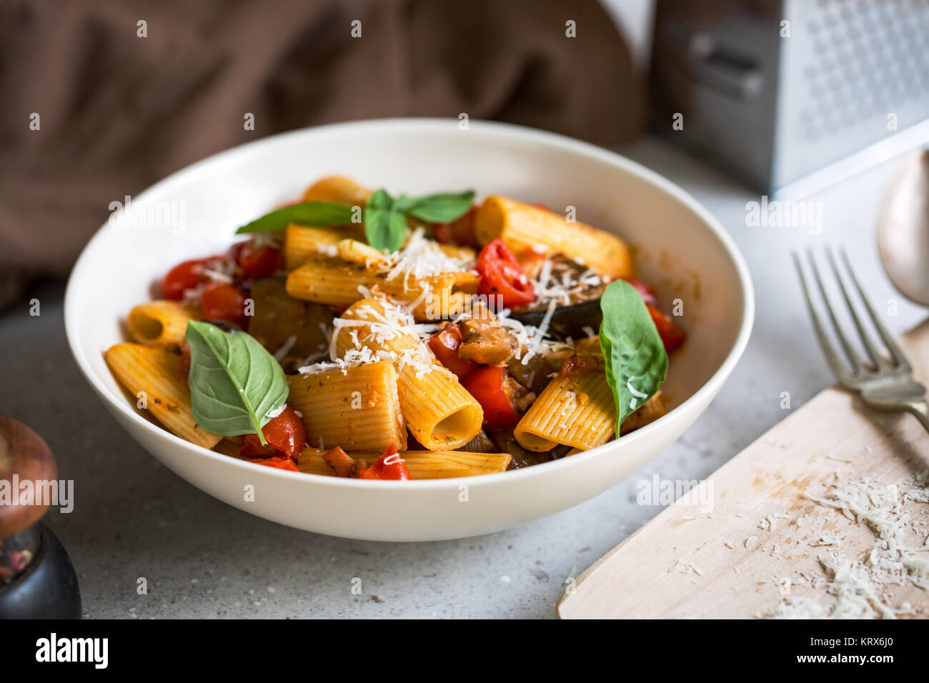 Rigatoni con melanzana e pomodoro Foto Stock