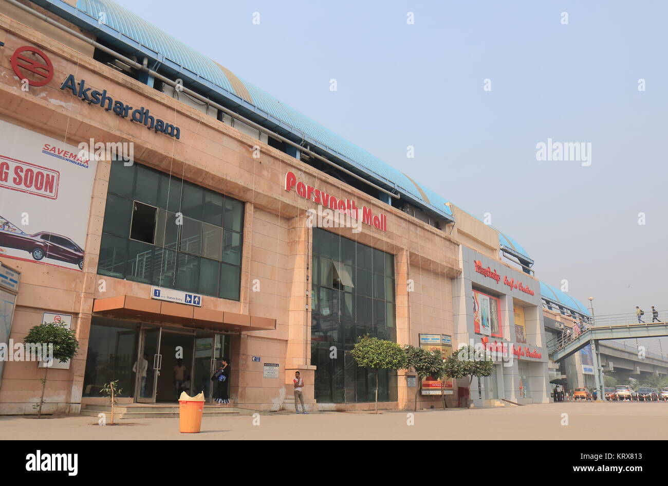 La gente visita Parsvnath shopping mall a Nuova Delhi in India Foto Stock