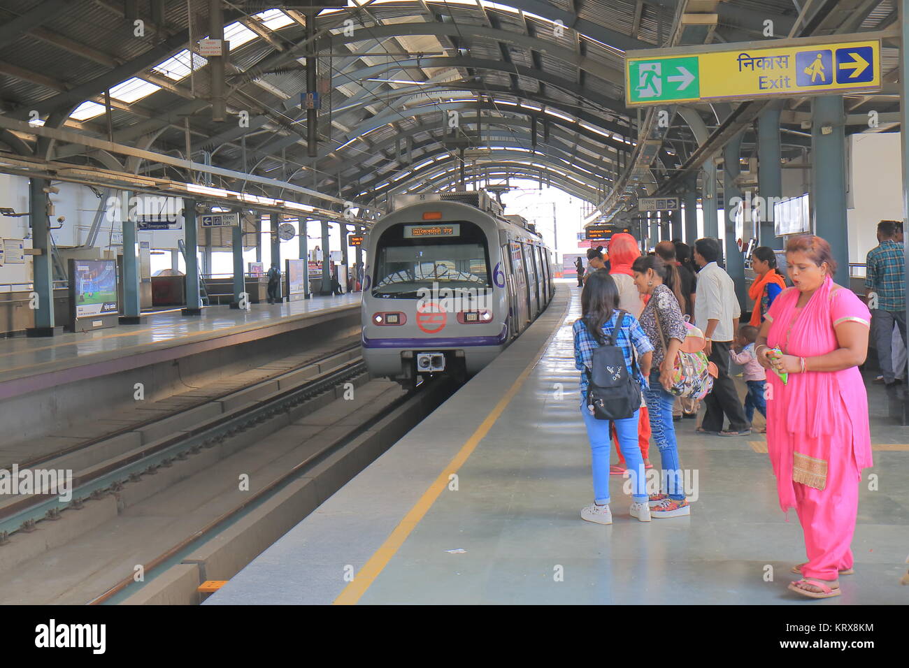 La gente viaggia in metropolitana a Kalkaji Mandir la stazione della metropolitana di New Delhi, India Foto Stock