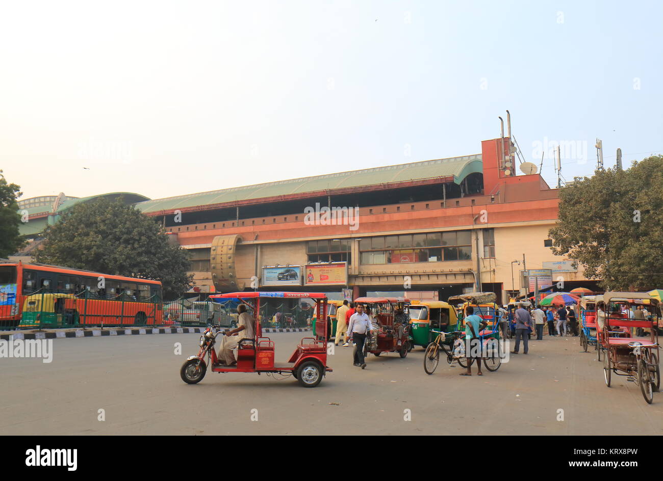 La gente visita Kashmere Gate Metro shopping mall a Nuova Delhi in India Foto Stock