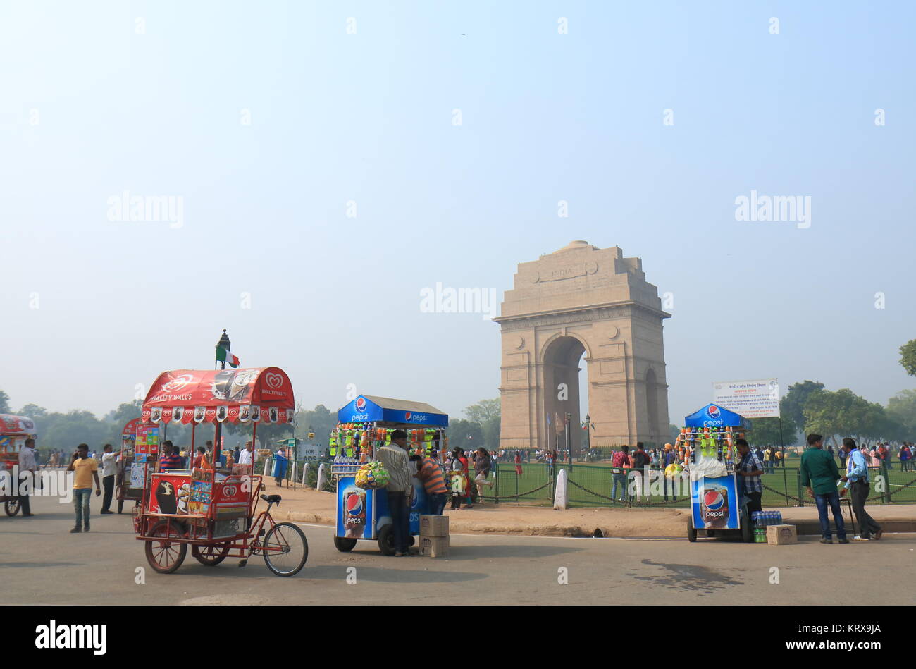La gente visita India Gate architettura storica in New Delhi India Foto Stock