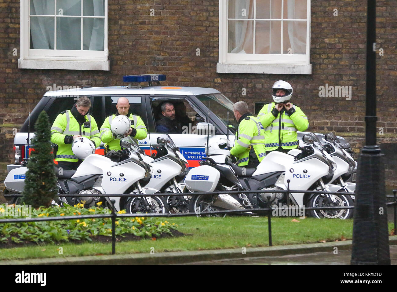 Downing Street. Londra. Regno Unito 20 dic 2017 - membri della polizia speciale gruppo di scorta pronti a scortare la Gran Bretagna il Primo Ministro Theresa Maggio da Downing Street al Parlamento per la finale del Primo ministro della questione del 2017. Credito: Dinendra Haria/Alamy Live News Foto Stock