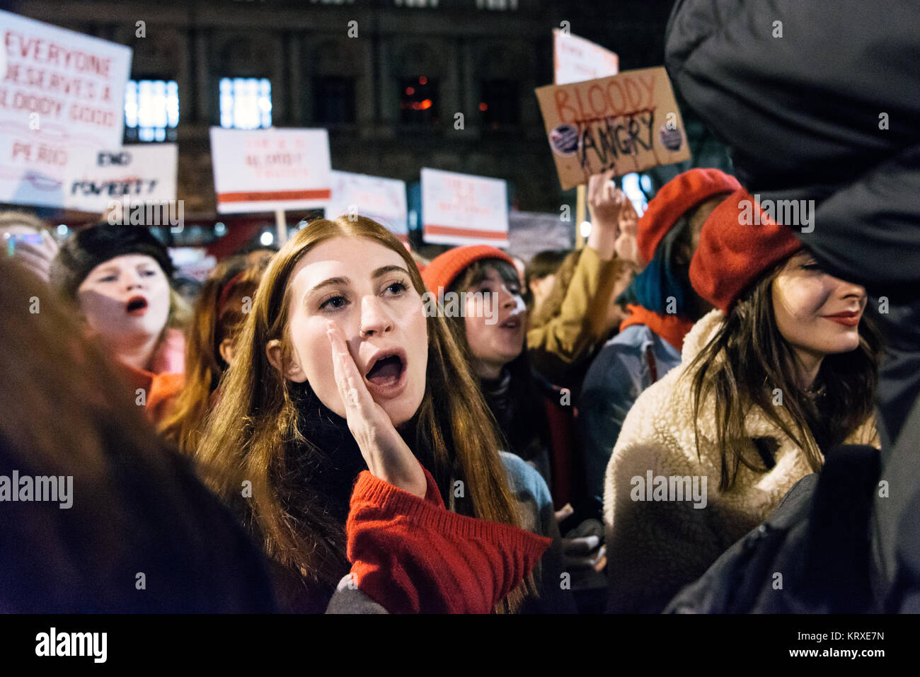 Londra, Regno Unito. Xx Dec, 2017. Manifestanti su Whitehall sono state unite da una gamma di celebrità, attivisti, del lavoro e del gruppo del Partito europeo dei liberali democratici MPs per porre fine al periodo di povertà. Centinaia si sono riuniti di fronte a Downing Street. Credito: fotografia tinite/Alamy Live News Foto Stock