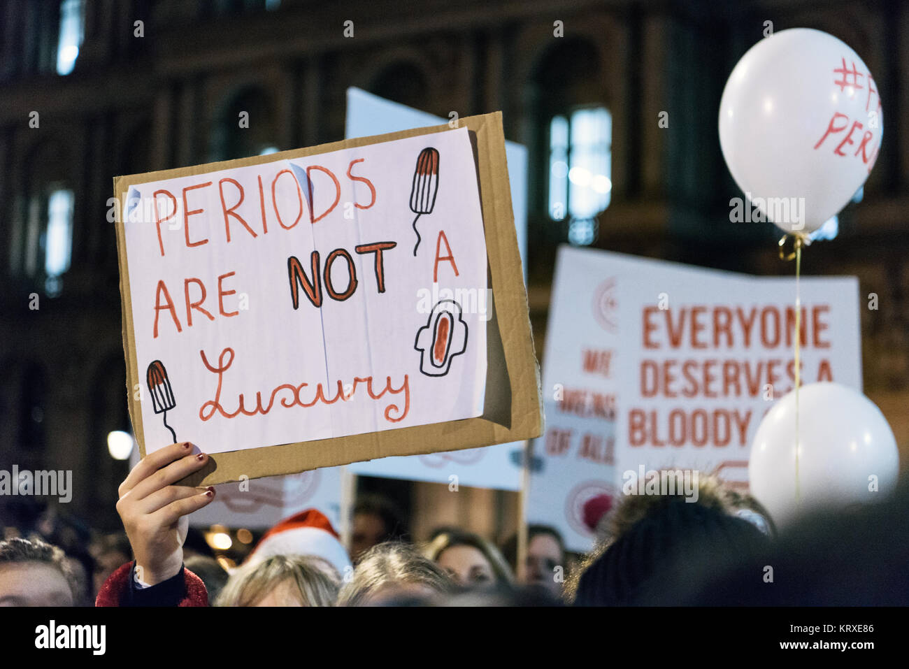 Londra, Regno Unito. Xx Dec, 2017. Manifestanti su Whitehall sono state unite da una gamma di celebrità, attivisti, del lavoro e del gruppo del Partito europeo dei liberali democratici MPs per porre fine al periodo di povertà. Centinaia si sono riuniti di fronte a Downing Street. Credito: fotografia tinite/Alamy Live News Foto Stock