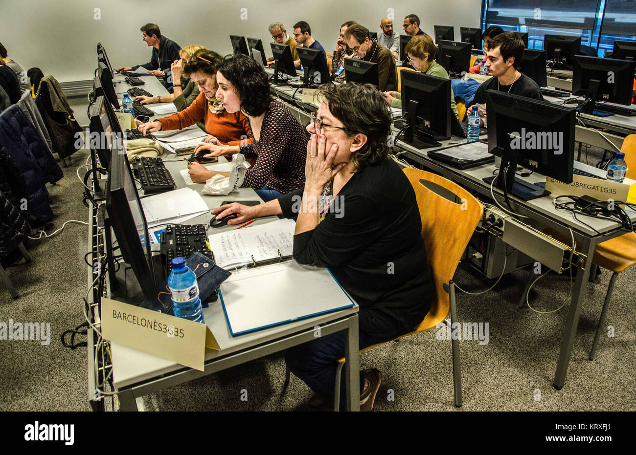 Dicembre 21, 2017 - Barcellona, in Catalogna, Spagna - vista generale di una delle stanze dove i volontari di prelevamento partecipazione elettorale dati. Dopo la votazione, il Vice Presidente dell'ANC, Agustí- Alcoberro insieme con i rappresentanti del CDR (Comitati di Difesa della Repubblica) sono stati assegnati a una conferenza stampa in ANC centro dati. Sono più di 4 mila volontari che partecipano a questo racconto di dati in parallelo i dati ufficiali della Generalitat de Catalunya. Verso la fine della giornata sarà più di 300 persone che parteciperanno alla sala dati situato al Barcelo Foto Stock