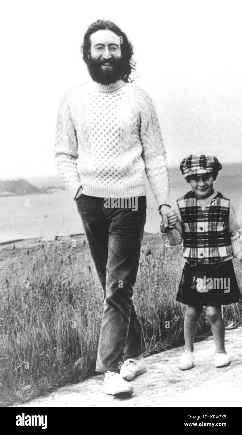 1 gennaio 1968 - Membro dei Beatles John Lennon con suo figlio JULIAN LENNON (di età compresa tra i 6) indossando un kilt a piedi vicino all'oceano. John Winston Lennon MBE (nato John Winston Lennon, 9 ottobre 1940, morto l'8 dicembre 1980) era un cantante inglese, compositore, musicista e attivista di pace che ha co-fondato i Beatles, commercialmente più banda di successo nella storia della musica popolare. Credito: Globe foto/ZUMA filo/Alamy Live News Foto Stock