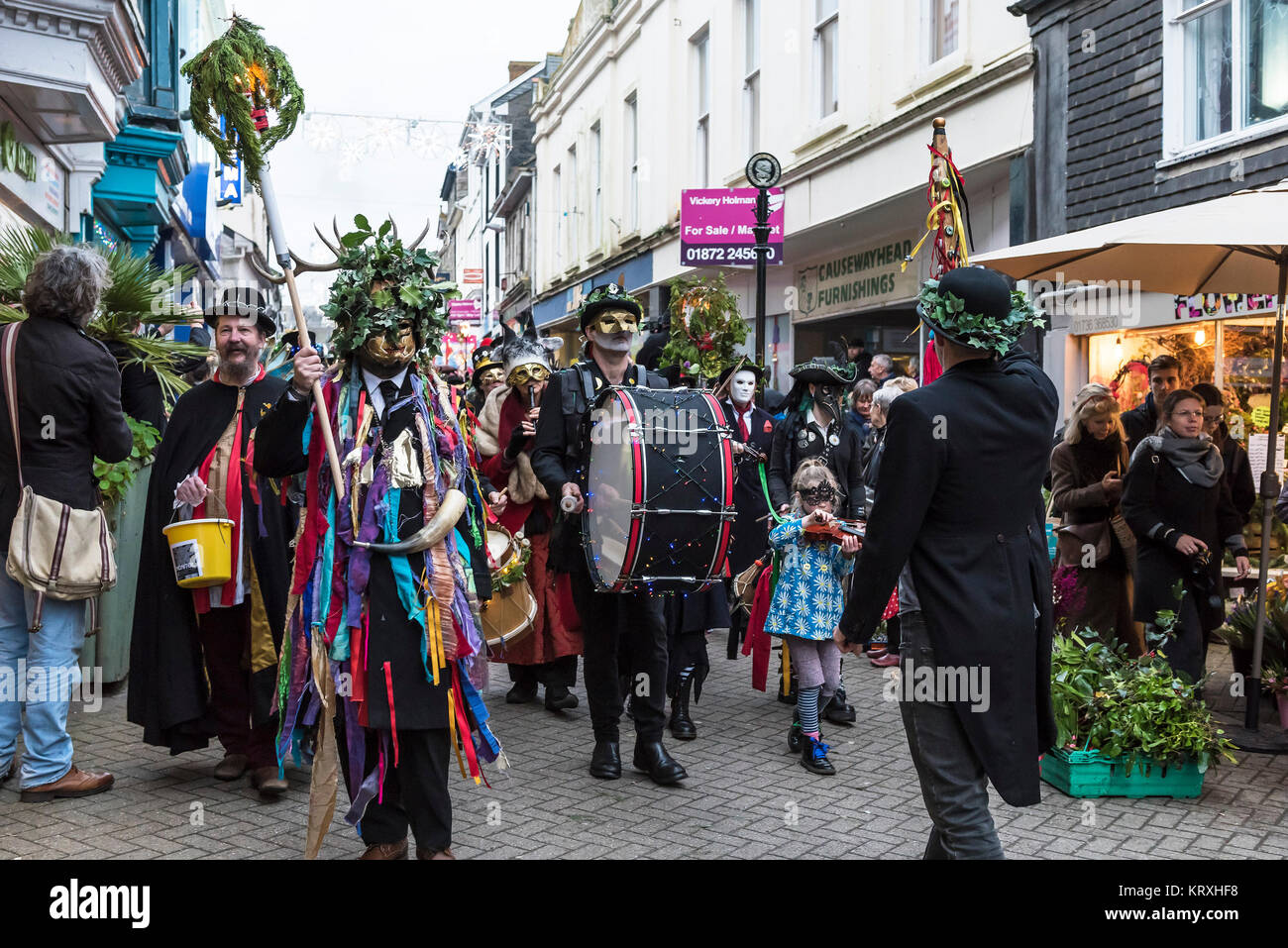 Penzance, Cornwall, Regno Unito. Il 21 dicembre 2017. L'annuale Festival Montol tradizionalmente celebrato il solstizio d'inverno e Festa di Tommaso apostolo. Mentite spoglie dancing, passeggiando tra le bande e i coloratissimi costumi tutti accompagnati da musica dal vivo come la processione si insinua anche se le strade di Penzance. Credito: Gordon Scammell/Alamy Live News Foto Stock