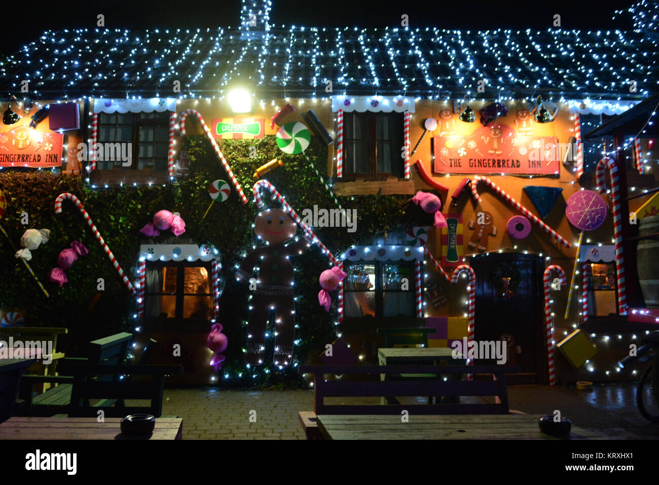 Wells, Regno Unito. Xxi Dec, 2017. Le luci di Natale tutto il Panpepato Inn, nel villaggio di Priddy 5 miglia a nord ovest di pozzetti in North Somerset. Credito: Robert Timoney/Alamy Live News Foto Stock