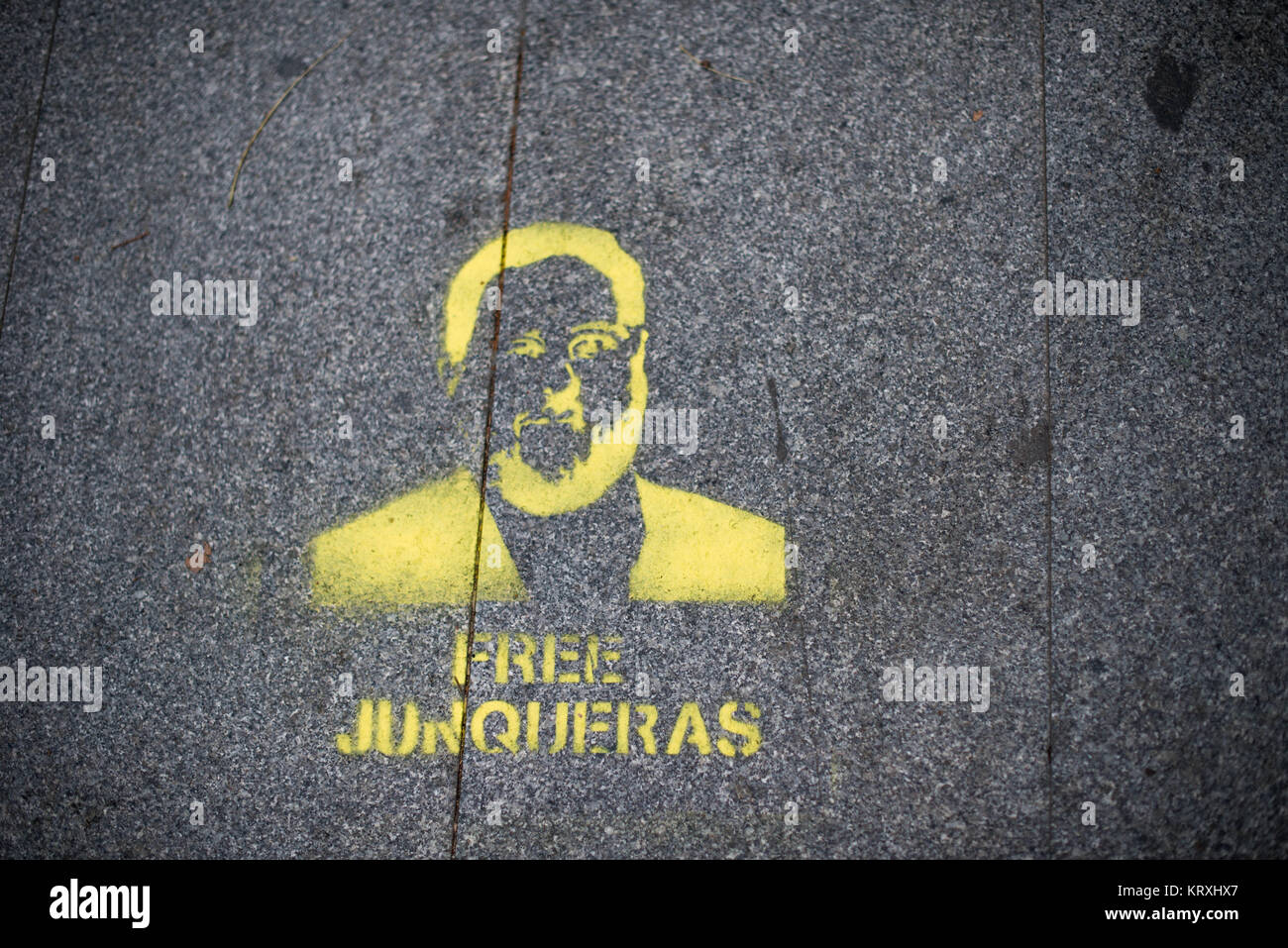 Barcellona, la Spagna, la Spagna. Xxi Dec, 2017. Un dipinto sul pavimento visto che rappresentano Junqueras, una prigione politica, seguendo la Catalogna proteste da diversi mesi. Il catalano ha iniziato oggi per eleggere un nuovo governo regionale, con due scelte, per diventare un pro-indipendenza parti o per mantenere la regione come una parte della Spagna. Credito: Brais G. Rouco/SOPA/ZUMA filo/Alamy Live News Foto Stock
