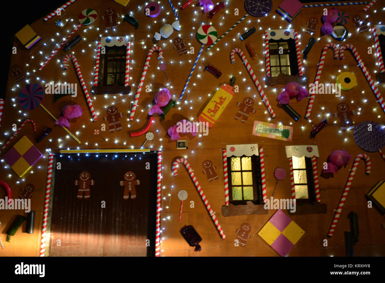Wells, Regno Unito. Xxi Dec, 2017. Le luci di Natale tutto il Panpepato Inn, nel villaggio di Priddy 5 miglia a nord ovest di pozzetti in North Somerset. Credito: Robert Timoney/Alamy Live News Foto Stock