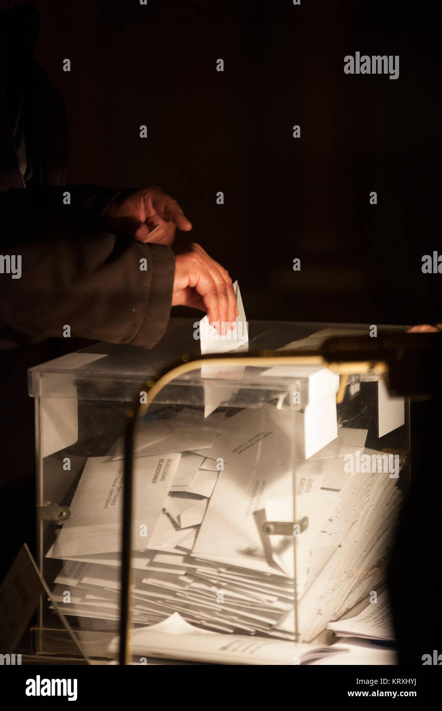 Barcellona, Spagna. 21nd Dec, 2017. Un uomo esercita il suo diritto di voto presso l'Università di Barcellona. I catalani sono la scelta di nuovi responsabili politici in un altamente controversa elezione chiamato dalle autorità centrali per sedare una offerta separatista in Spagna la regione nord-orientale. Credito: Charlie Perez/Alamy Live News Foto Stock